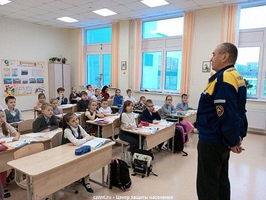 В честь Дня  Героев Отечества в  школе №100  прошли уроки мужества