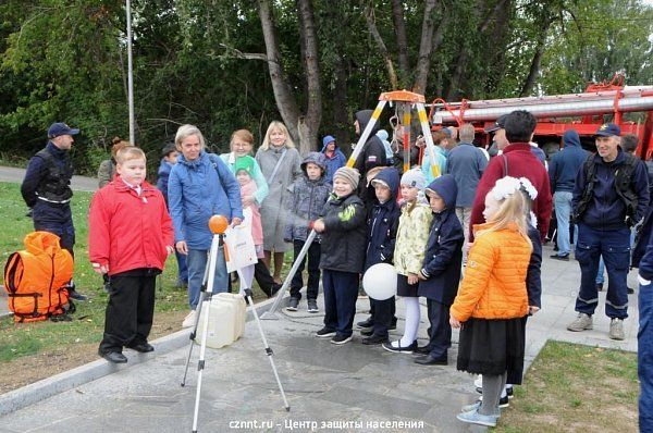 Пожарные и спасатели поздравили детей с Днем знаний ! 