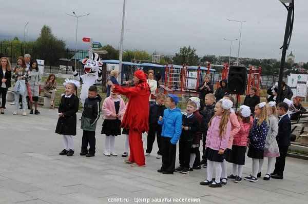 Пожарные и спасатели поздравили детей с Днем знаний ! 