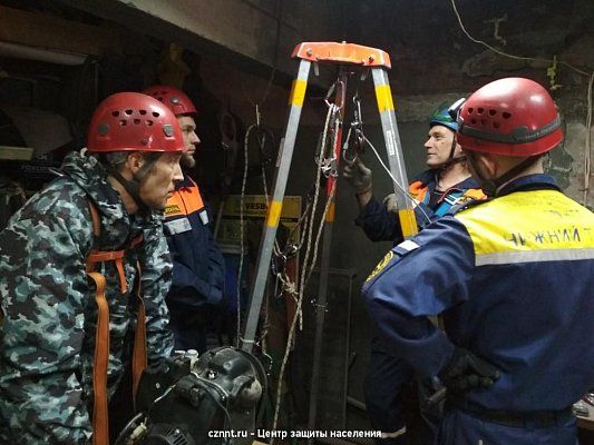 Спасатели провели тренировку по извлечению пострадавшего из колодца 