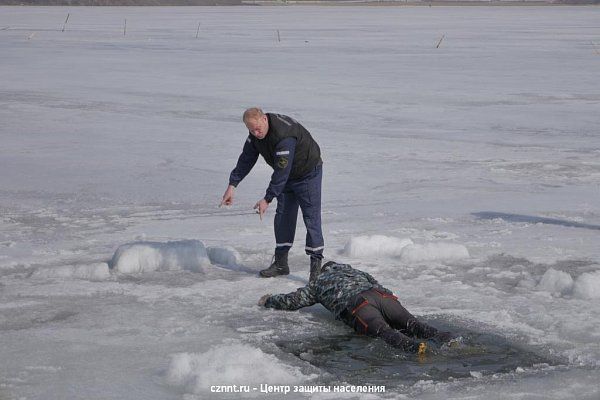 Прошли учения спасателей, водолазов и волонтеров по спасению людей на весеннем льду
