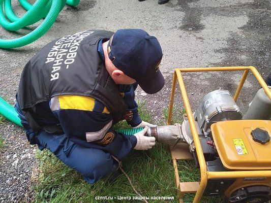 Спасатели провели учения по ликвидации аварийного разлива нефтепродуктов