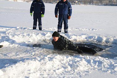 Спасатели обучали волонтеров методам спасения людей, провалившихся  под лед 