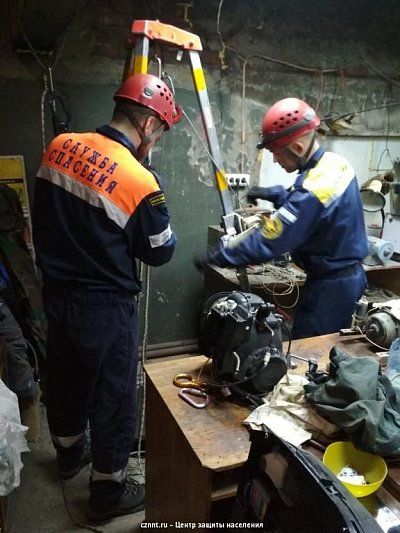Спасатели провели тренировку по извлечению пострадавшего из колодца 