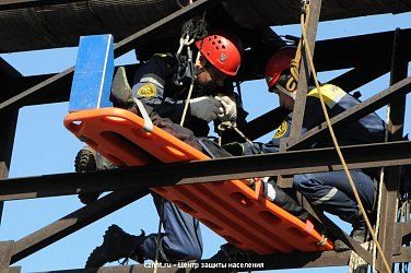 Спасатели отрабатывали навыки  оказания  помощи пострадавшему на высоте 