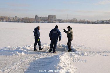 Спасатели обучали волонтеров методам спасения людей, провалившихся  под лед 